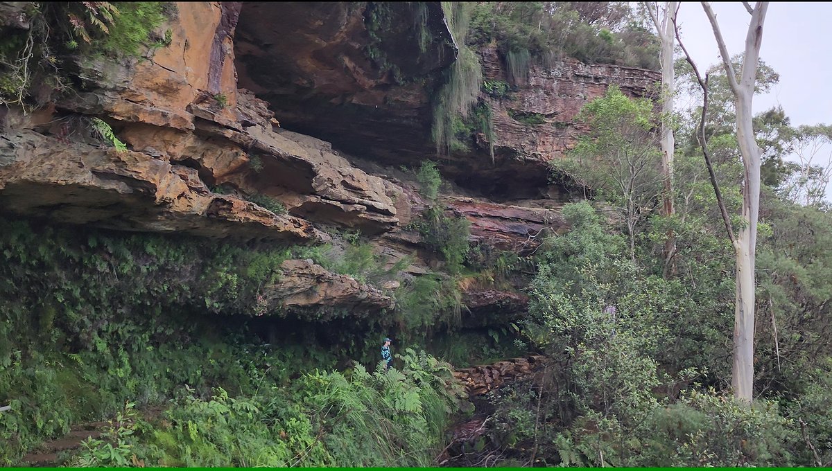 Турист под песчаниковой скалой на маршруте Wentworth Falls