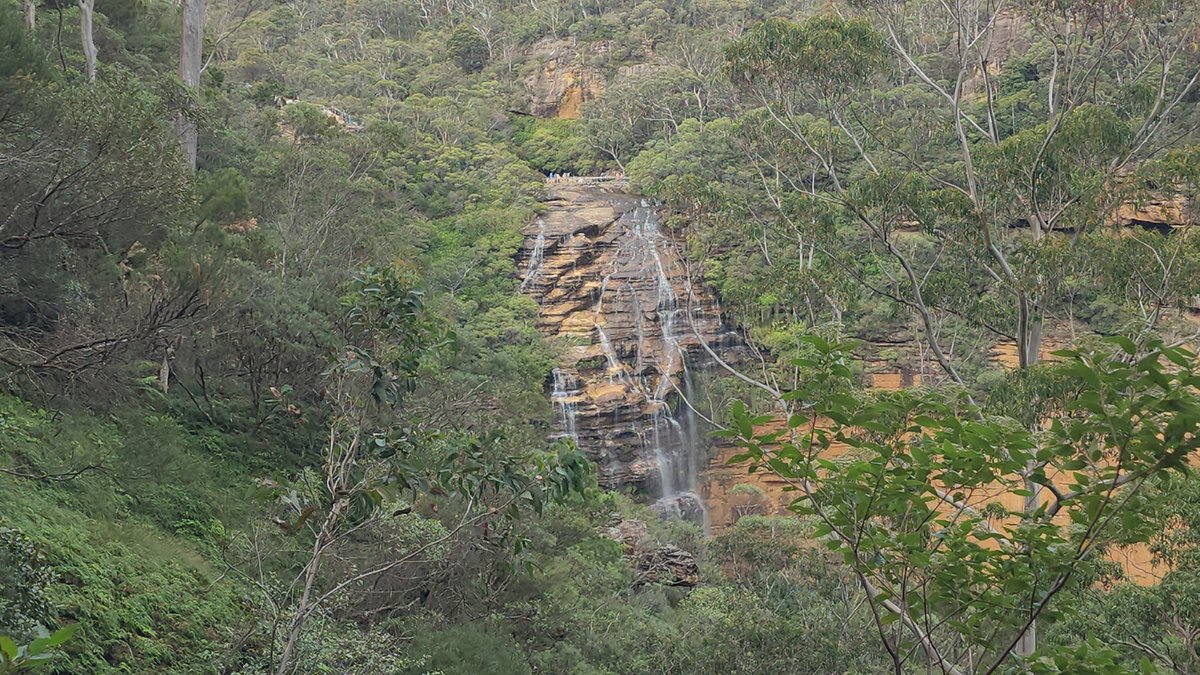 Водопад Wentworth Falls стекает по песчаниковой стене в Голубых Горах
