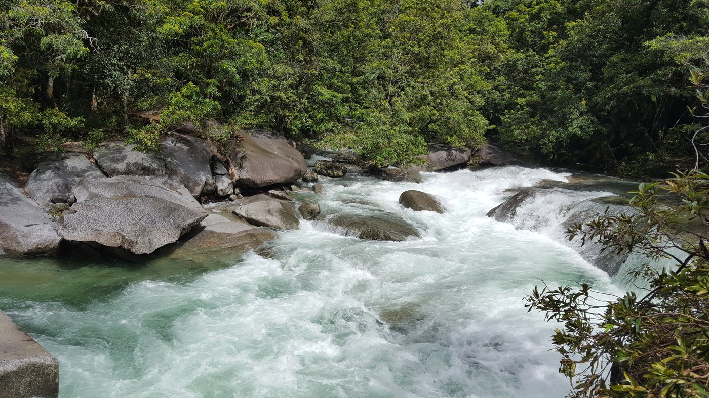 Бабиндские валуны Babinda Boulders — каменные пороги в реке