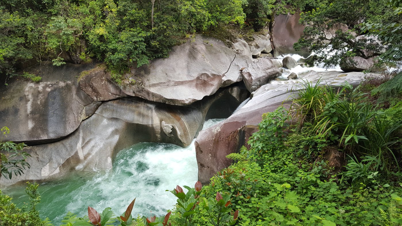 Дьявольская заводь Devil's Pool на Бабиндских валунах — гладкие гранитные скалы и бирюзовая вода
