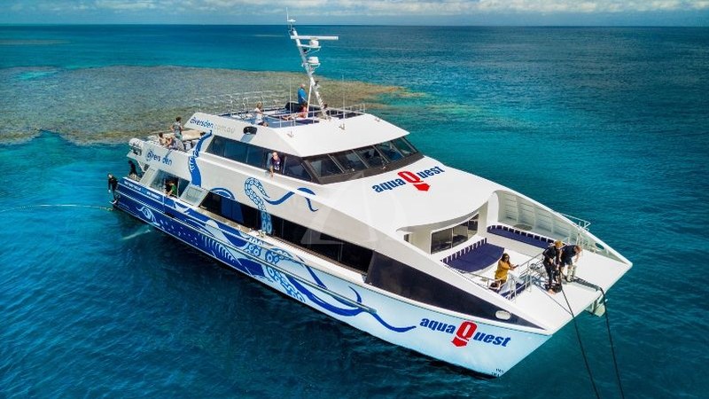 Катамаран AquaQuest на внешнем рифе