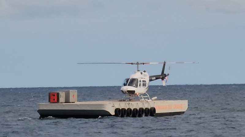 Вертолёт на вертолётной площадке рядом с понтоном Sunlover Reef Cruises на Moore Reef