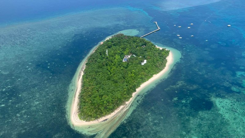 Green Island с высоты — коралловый остров с белым пляжем и пирсом посреди Большого Барьерного рифа