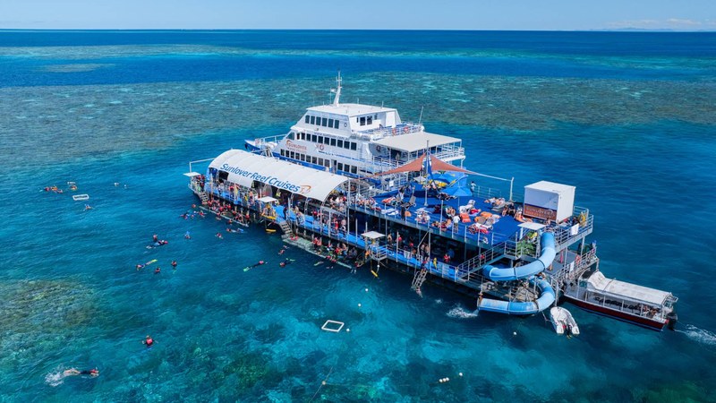 Понтон Sunlover Reef Cruises на Moore Reef с водной горкой