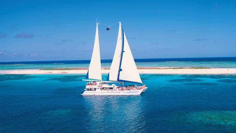 Парусник Ocean Spirit у песчаной косы Michaelmas Cay