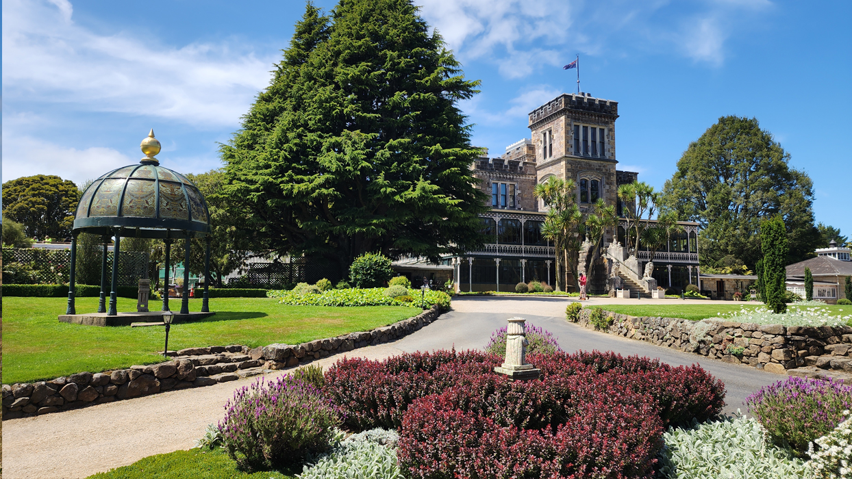 Замок Ларнах (Larnach Castle) и его ухоженные сады в Данидине