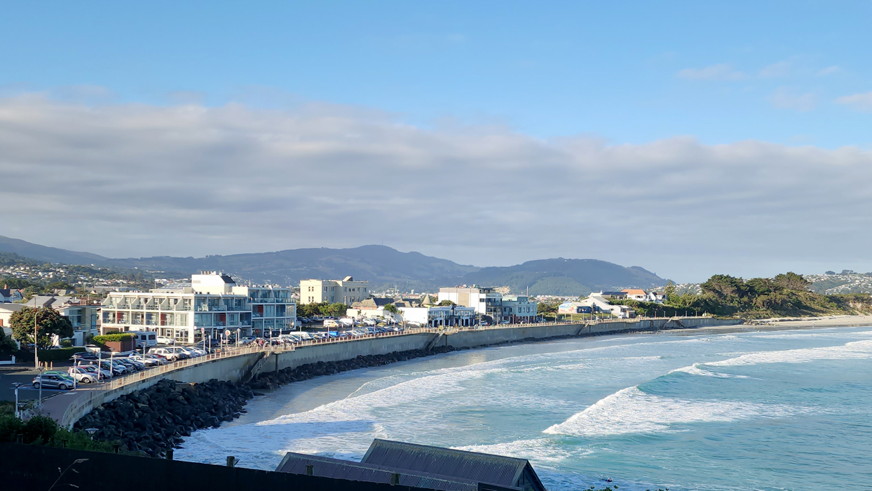 Набережная и волны на пляже Сент-Клэр (St Clair Beach) в Данидине
