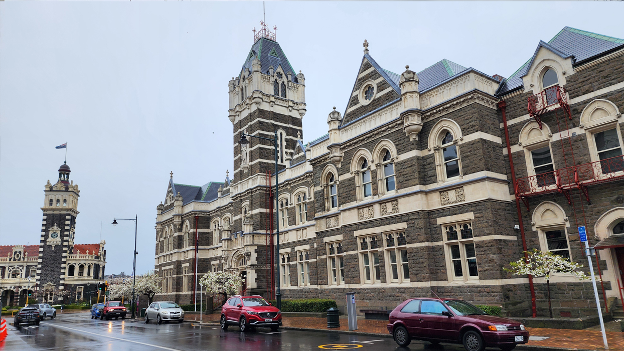 Архитектура Железнодорожного вокзала Данидина в пасмурную погоду