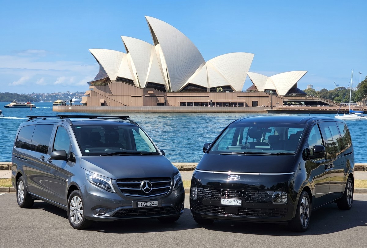 Luxury New Minivans Fleet — Mercedes Vito и Hyundai Staria на фоне Сиднейской Оперы
