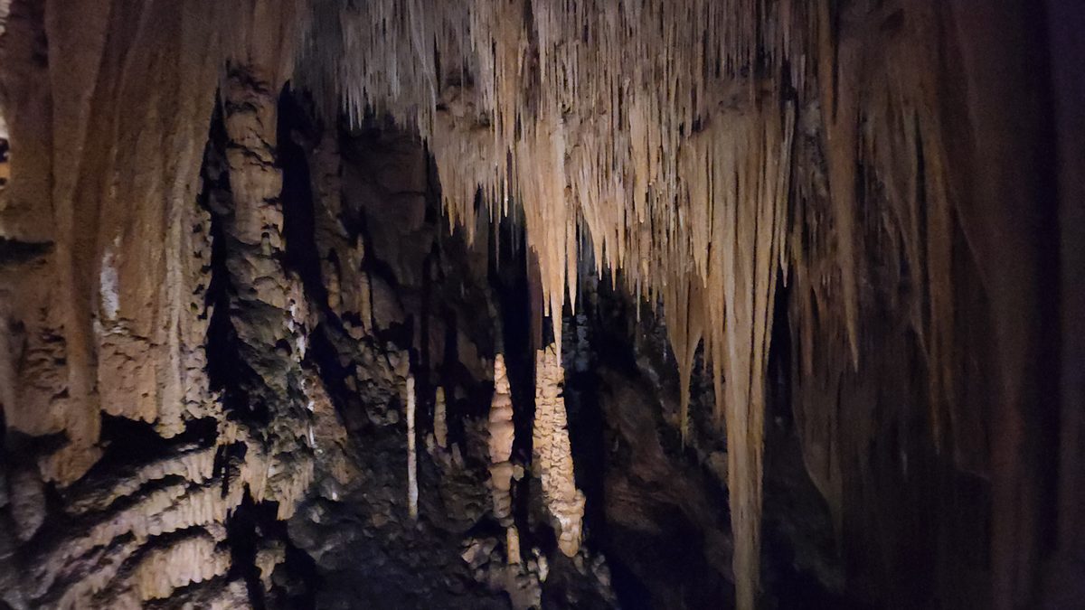 Доломитовая пещера Newdegate Cave — сталактиты и сталагмиты возрастом 40 млн лет