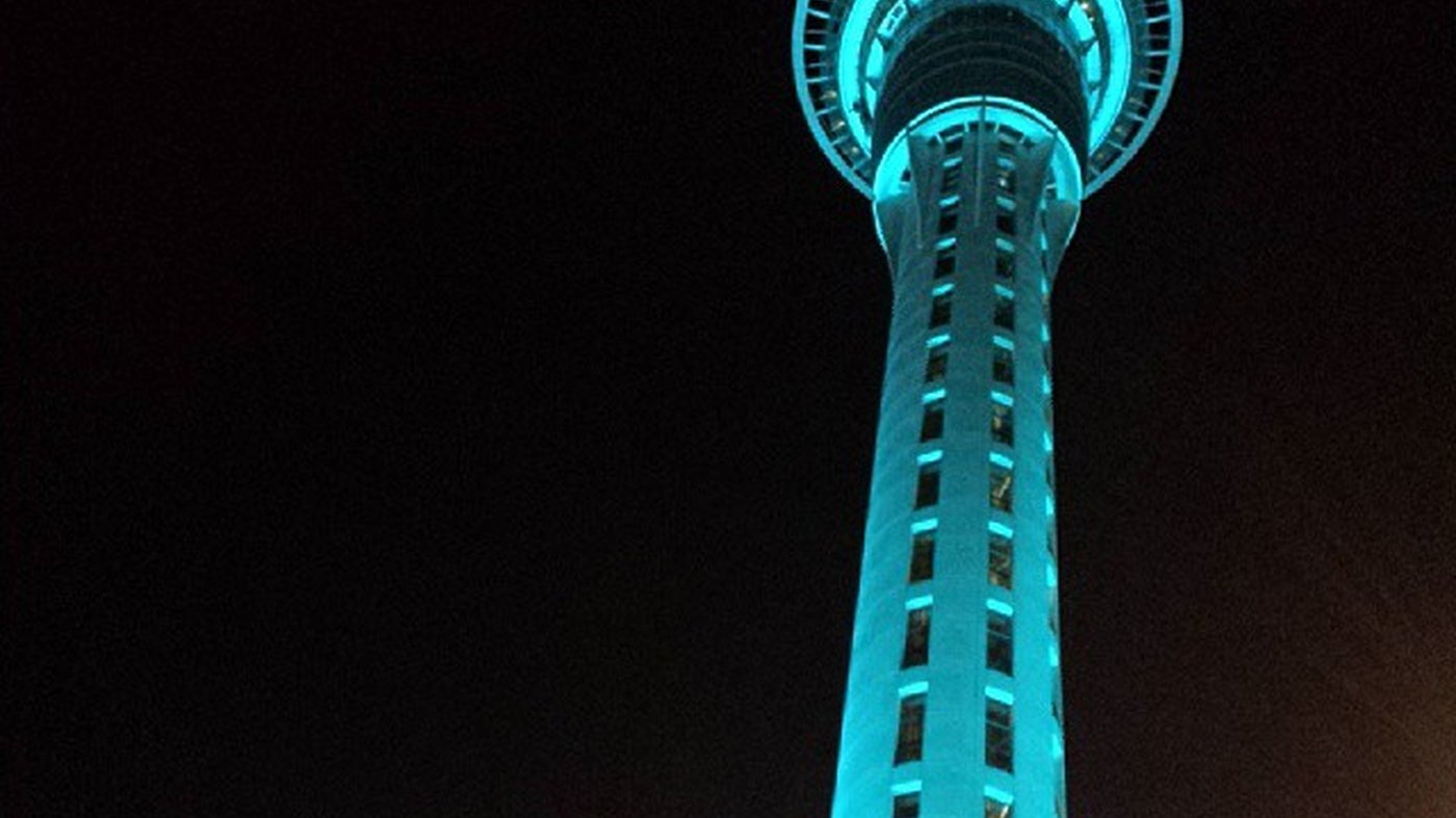 Sky Tower Окленда вечером — главный небоскрёб Новой Зеландии