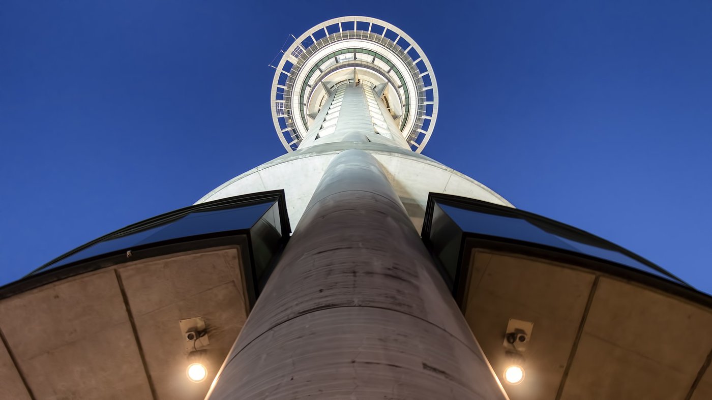 Вечерний Окленд — Sky Tower на фоне ночного неба