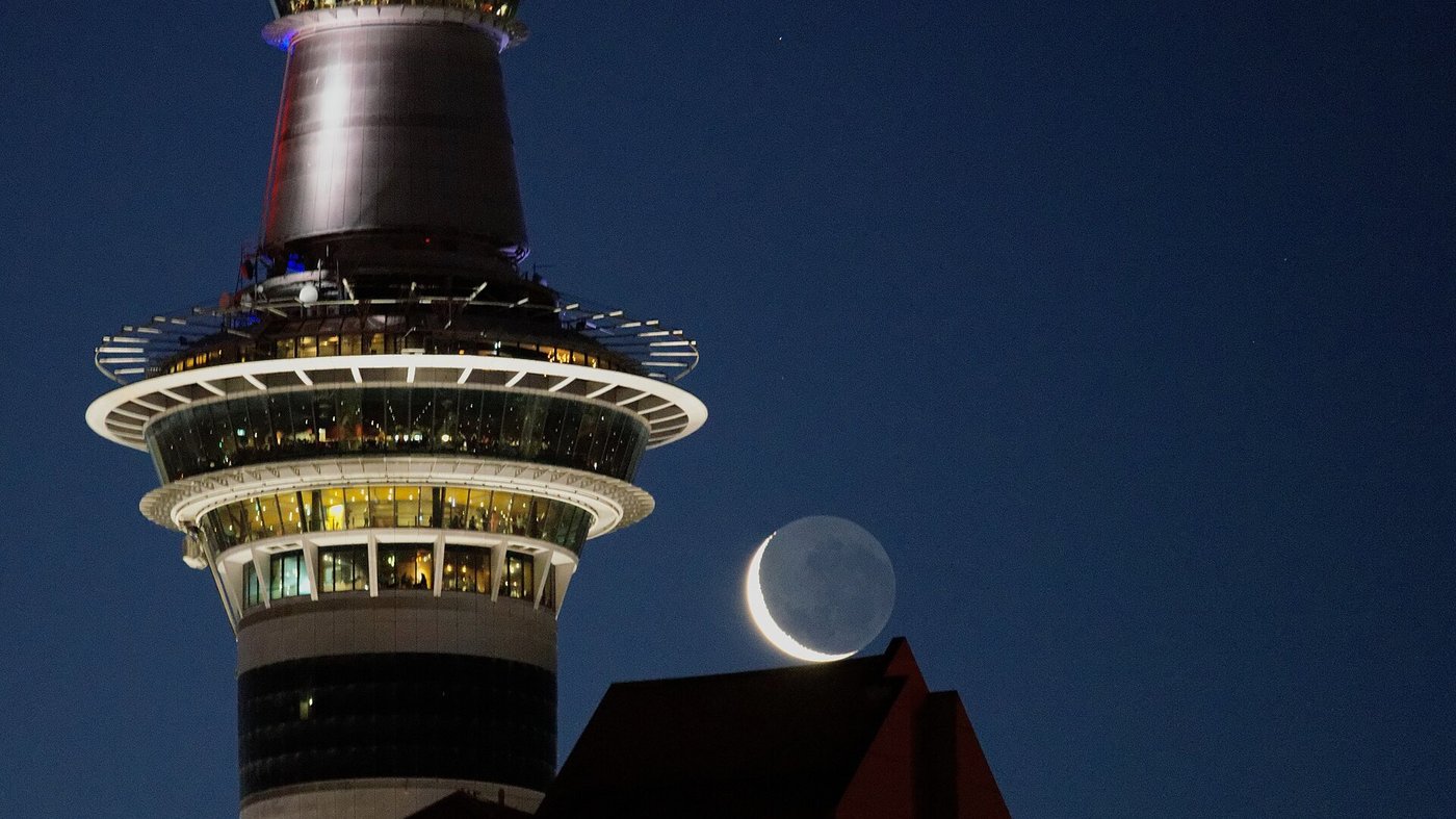 Sky Tower ночью — символ Окленда