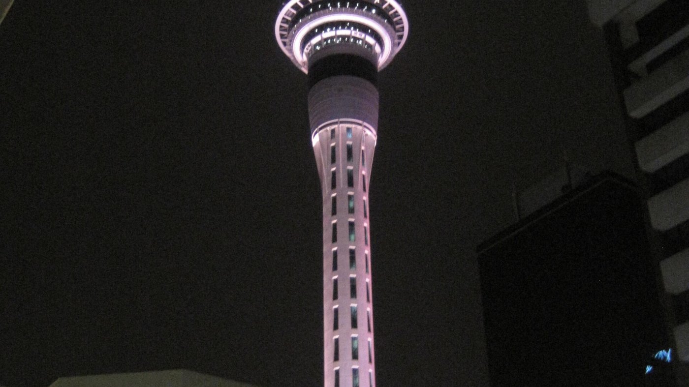 Огни Sky Tower и центр Окленда вечером