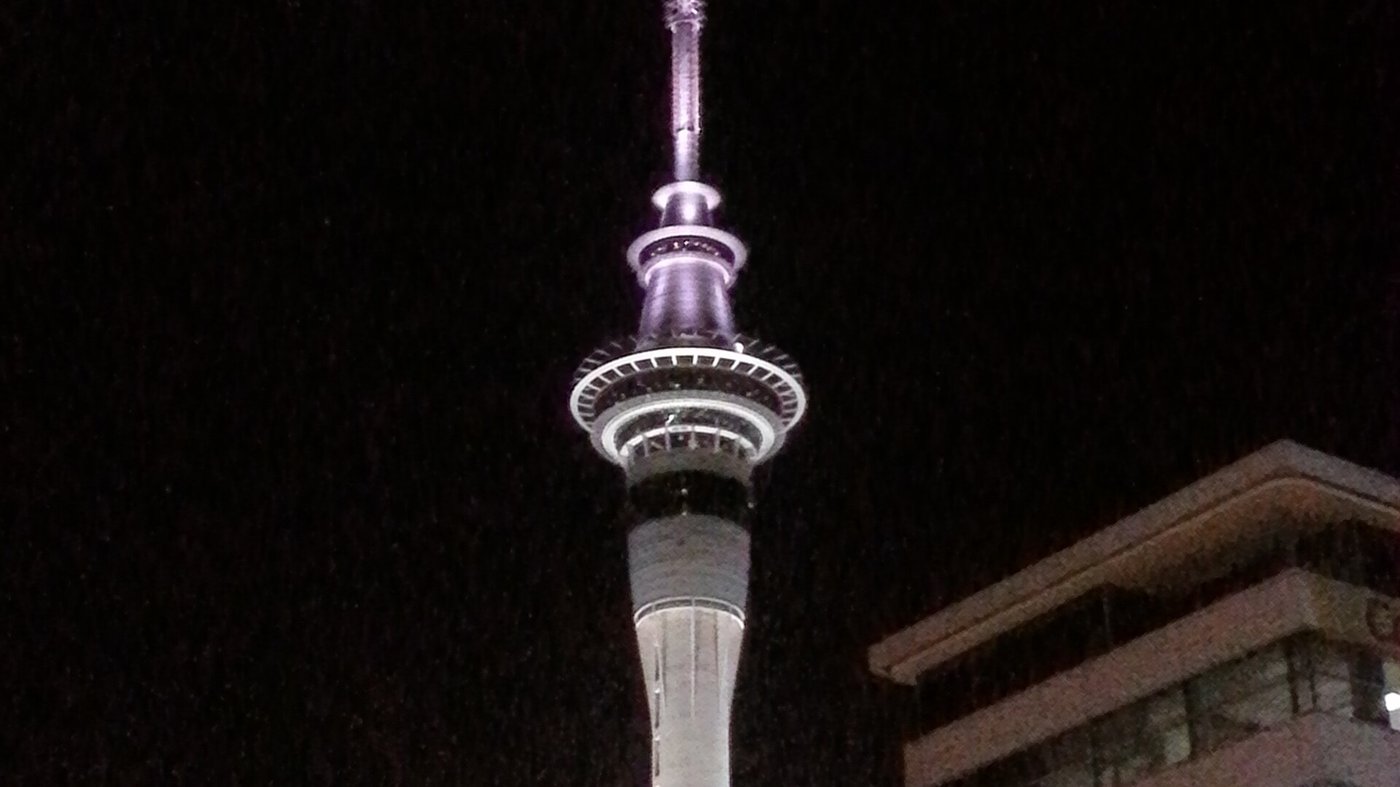 Подсветка Sky Tower и небоскрёбы Окленда