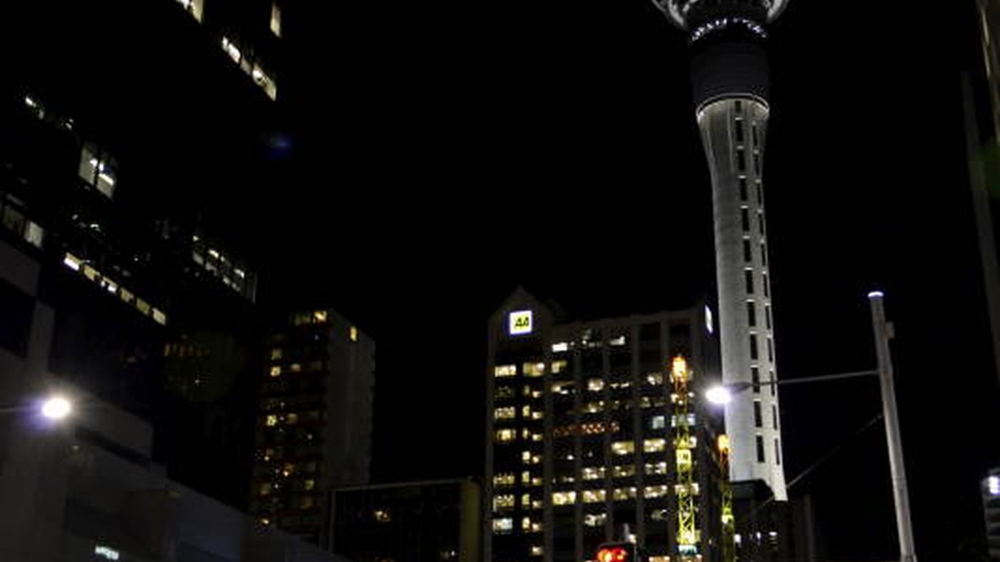 Вечерний Окленд — Sky Tower с подсветкой
