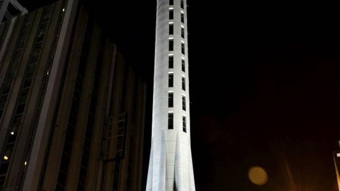 Sky Tower и центр Окленда ночью — Город Парусов