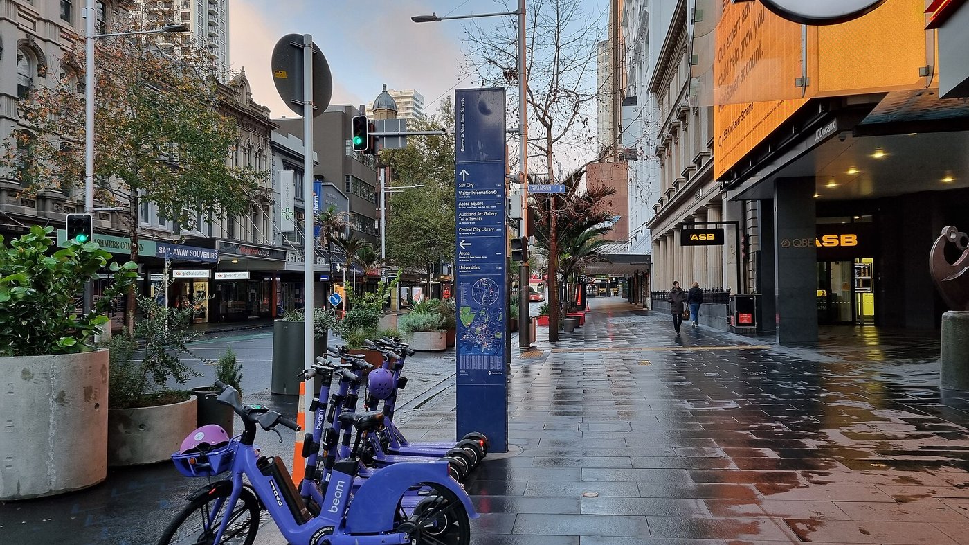 Queen Street — главная пешеходная артерия центра Окленда