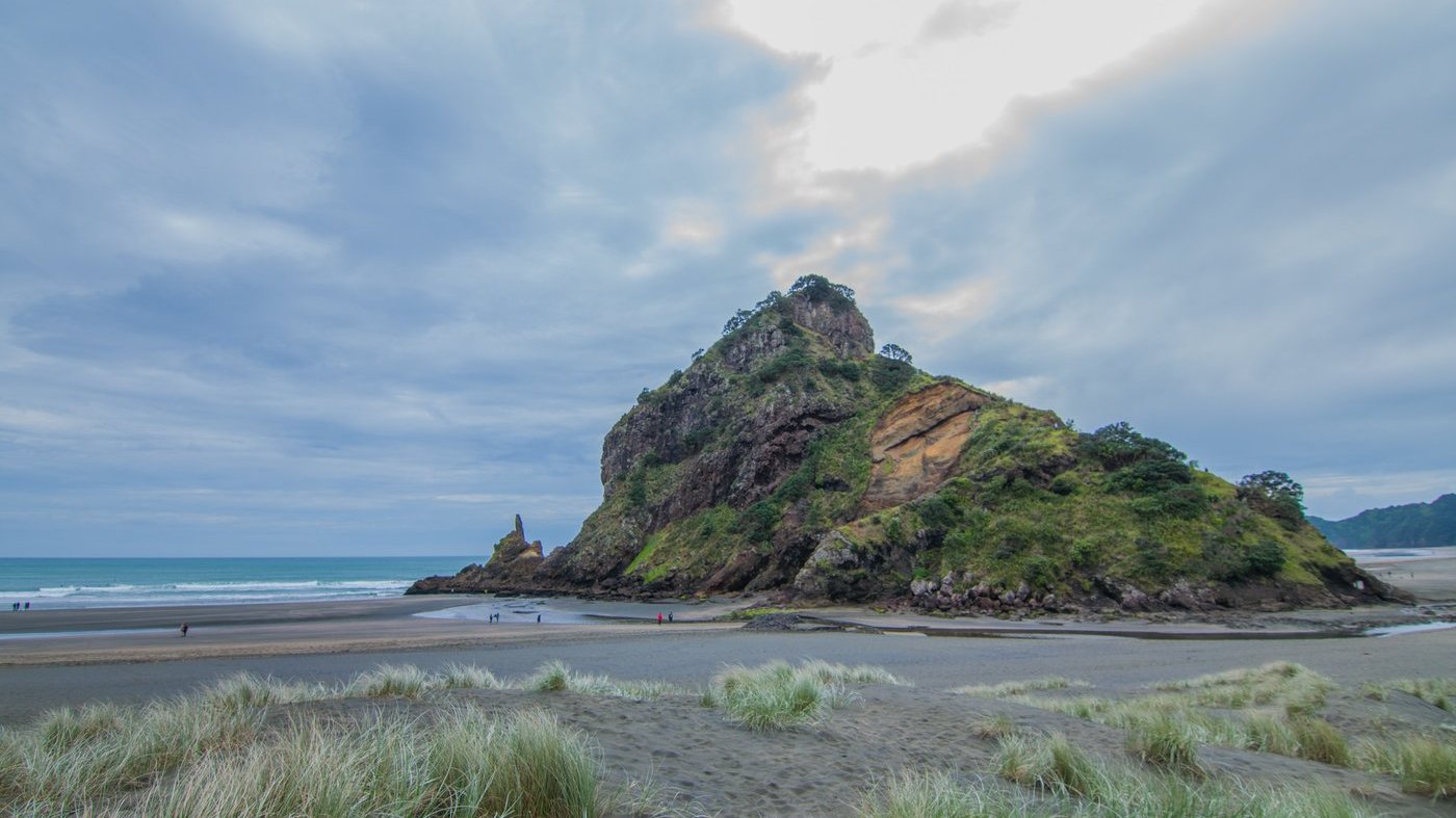 Lion Rock на пляже Пиха — закат над западным побережьем