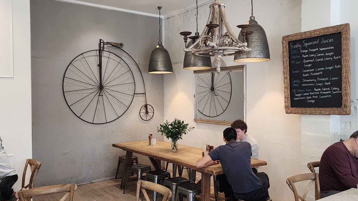 Внутри Mittagong Station Coffee House — наша кофейная остановка по дороге домой
