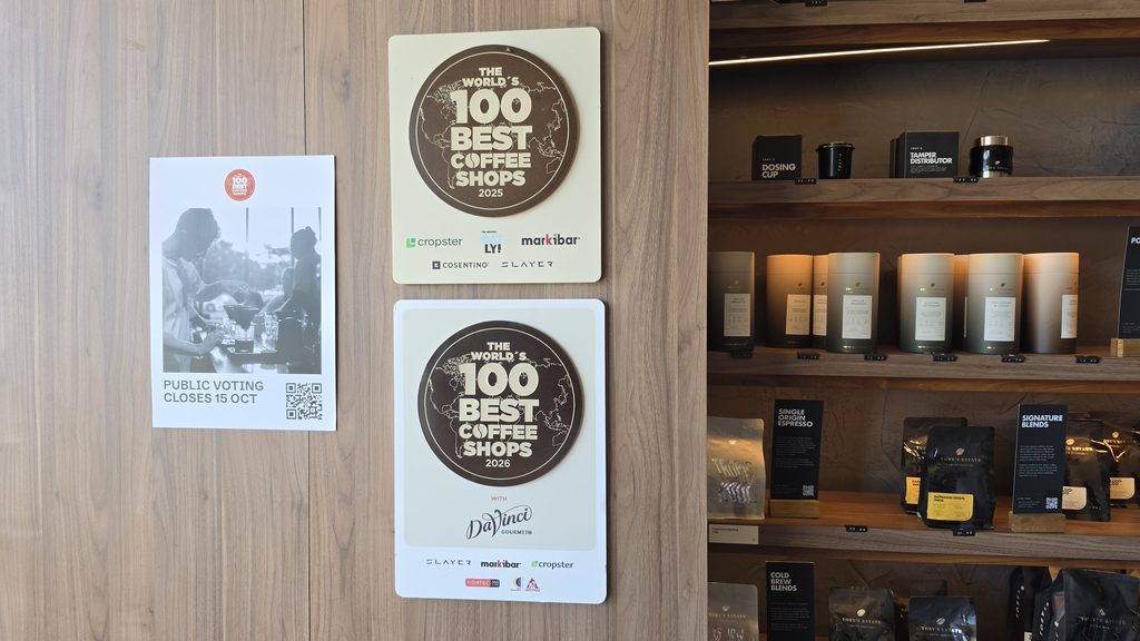 Кофейня Toby's Estate в Chippendale: таблички The World's 100 Best Coffee Shops 2025 и 2026