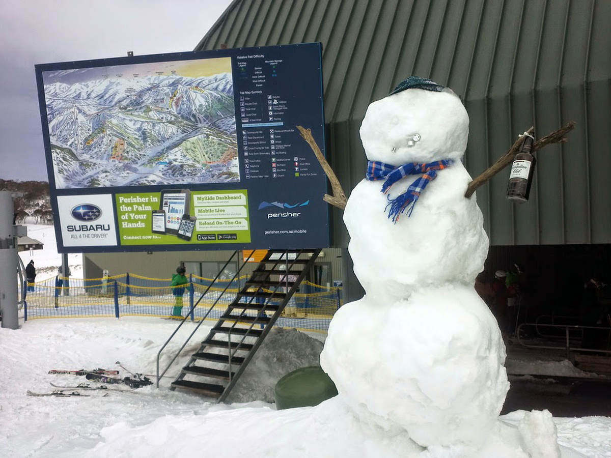 Лыжник на свежем альпийском снегу