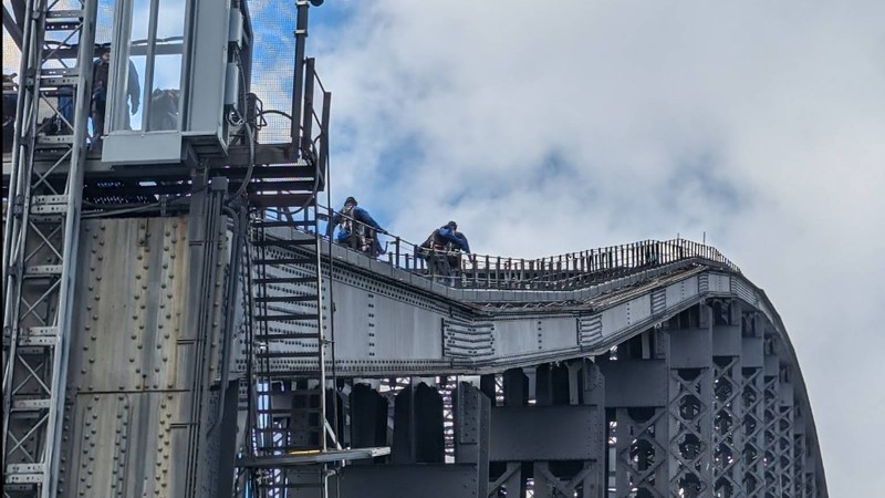 Альпинисты в связке на верхней арке Харбор-Бридж — BridgeClimb в Сиднее