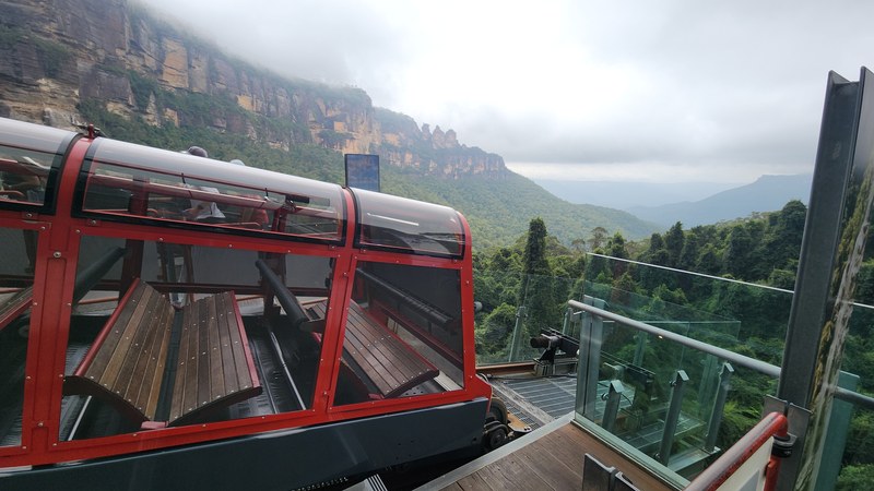 Вагон Scenic Railway в Катумбе, за ним Три Сестры и долина Джемисон
