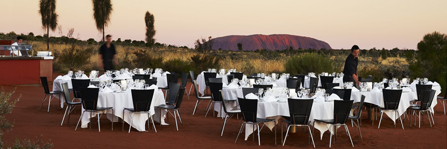 Ужин у горы Улуру в Австралии