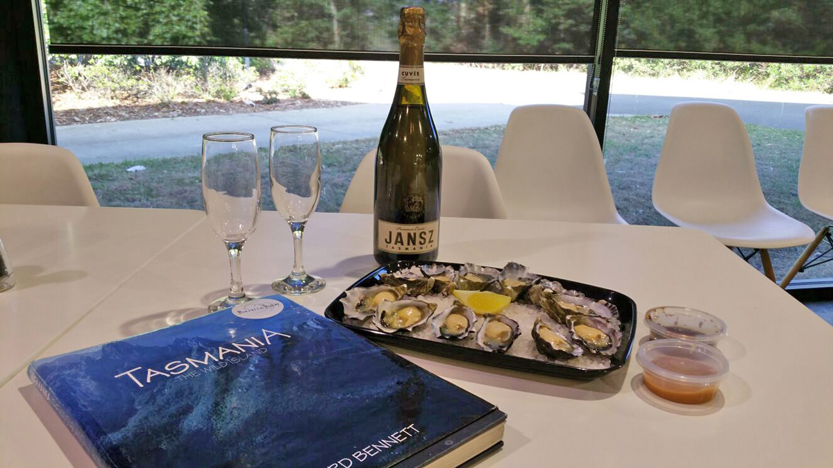 Залив Wineglass Bay — белоснежный песок и бирюзовая вода